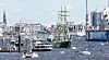 Die „Alexander von Humboldt II“ (r., grüne Segel) ist eines der Highlights beim Hamburger Hafengeburtstag 2024 (Archivbild von 2019).