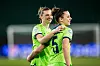 Alexandra Popp und Lena Oberdorf feiern zusammen einen Sieg