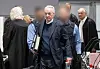 Angeklagter Prinz mit Akten unter dem Arm