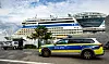 Ein Polizeiauto vor einem Kreuzfahrtschiff (Symbolbild).