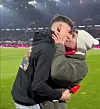 Pascal Kaiser küsst Partner Moritz im Kölner Stadion nach dem Heiratsantrag