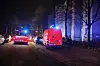 Feuerwehrautos stehen vor einem Mehrfamilienhaus