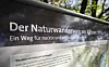 Ein Schild weist auf den Naturwanderweg am Rätzsee hin.