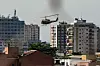Ein Polizeihubschrauber bei einem Einsatz in der brasilianischen Metropole Rio de Janeiro.