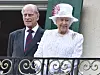 Königin Elizabeth II. und Prinz Philip stehen am 25.06.2015 in Berlin auf dem Balkon der Residenz des britischen Botschafters bei der 'Queens Birthday Party'