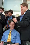 Thomas Schneider rasiert Joachim Löw den Kopf