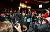 Sebastian Hoeneß mit dem DFB-Pokal Trophäe.