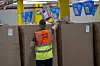 Amazon-Mitarbeiter in Logistikzentrum