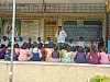 Dorfchef Vijay Mohite erklärt Schulkindern im indischen Dorf Mohityanche Vadgaon die Bedeutung der täglichen Offline-Zeit.