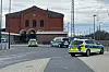 Einsatzfahrzeuge stehen vor dem Bahnhof in Guben.