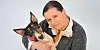 Die neue Erste Vorsitzende des Hamburger Tierschutzvereins Janet Bernhard mit ihrer Bullterrier-Hündin, die in Hamburg nur mit Maulkorb laufen darf.