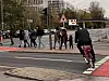 Nicht alle Verkehrsteilnehmer halten sich an die vorgegeben Wege – so wie dieser Radfahrer, der die Kurve schneidet.