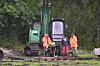 Ein Feuerwehrtaucher begibt sich ins Wasser, um sich die Bombe anzuschauen.