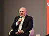 Uli Hoeneß mit einem Mikrofon bei der Eröffnung einer Sonderausstellung