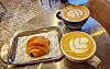 Ein (mini)-Pain au Chocolat, ein Chai Latte und ein kleiner Cappuccino kosten die Reporter nur acht Euro.