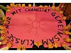 Schülerinnen und Schüler der Stadtteilschule Walddörfer halten ein Schild, mit dem sie gegen die Abschiebung ihrer Mitschülerin kämpfen.