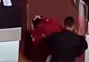 Novak Djokovic wird von einer Flasche am Kopf getroffen