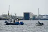 Das Polizeischiff „Elbe 35“ mit dem havarierten Segelboot „Cheyenne“ im Schlepptau.