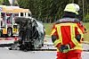 Ein völlig demolierter BMW liegt auf der Seite