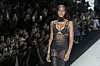Topmodel Naomi Campbell präsentiert eine Kreation der neusten Dolce & Gabbana-Kollektion.