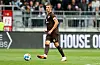 Philipp Ziereis passt den Ball.