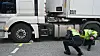 Polizisten untersuchen den Unfallort.