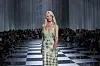 Supermodel Claudia Schiffer läuft für Versace.