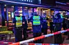 Polizisten stehen vor einer Shisha-Bar in der Lübecker Straße, die mit rot-weißem Flatterband abgesperrt ist