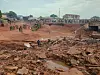 Menschen suchen in einem überfluteten Gebiet nach einem Regenguss in Mokwa, Nigeria.