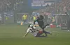 Jonas David sah beim 6:1 gegen Hannover nach einem Zweikampf mit Maximilian Beier früh die Gelbe Karte.