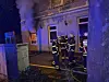 Flammen schlagen aus dem Fenster einer Kneipe in Hamburg-Bramfeld.