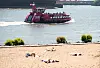Der Elbstrand mit einer Hafenfähre im Hintergrund.