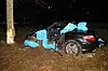 Vom Unfallwagen ist nur noch ein Haufen Schrott übrig.