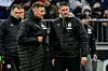 Hauke Wahl spricht mit Trainer Alexander Blessin