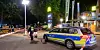 Polizisten bei der Spurensicherung: Auf dem Parkplatz vor McDonald's an der Eiffestraße kam es im vergangenen Jahr zu dem Messerangriff.