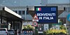 „Willkommen in Italien“ ist an der Grenze zwischen der Schweiz und Italien zu lesen. Die Corona-Kontrollen sind derzeit sehr lasch.