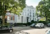 Sieht ganz schön kahl aus neben den opulenten Altbau-Villen: Die Fassade des modernen Anwesens sticht ins Auge.