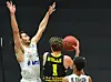 Einer der besten Defensiv-Spieler der Liga: Towers-Guard Max DiLeo (l.) stoppt Jordan Hulls.