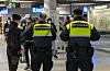 Sicherheitskräfte der Deutschen Bahn mit Polizist am Bahnhof.