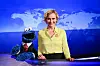 Caren Miosga und neben ihr das Krümelmonster im Tagesthemen-Studio