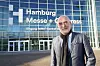 Bernd Aufderheide, Geschäftsführer der Hamburg Messe und Congress (HMC) GmbH, steht vor den Messehallen.