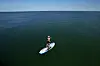 Urlauberin mit einem SUP-Board auf der Ostsee (Symbolbild).