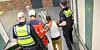 Der Mann wird von Polizisten abgeführt.