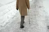 Gefahr durch Glatteis! Ein älterer Mann läuft über einen vereisten Gehweg. (Symbolbild)
