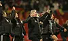 Horst Hrubesch bejubelt mit den DFB-Frauen ihren Sieg.