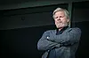 Oliver Kahn schaut hinab zum Spiel