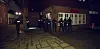 Polizisten haben die Bar in Harburg umstellt.