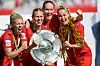 Linda Dallmann, Klara Bühl, Sydney Lohmann und Giulia Gwinn jubeln mit der Meisterschale