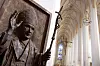 Ein Relief von Papst Benedikt XVI. in der Münchener Frauenkirche.