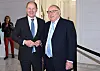 Der damalige Bürgermeister Hamburgs Olaf Scholz empfängt Uwe Seeler im Jahr 2016 zu seinem 80. Geburtstag zum Senatsfrühstück.